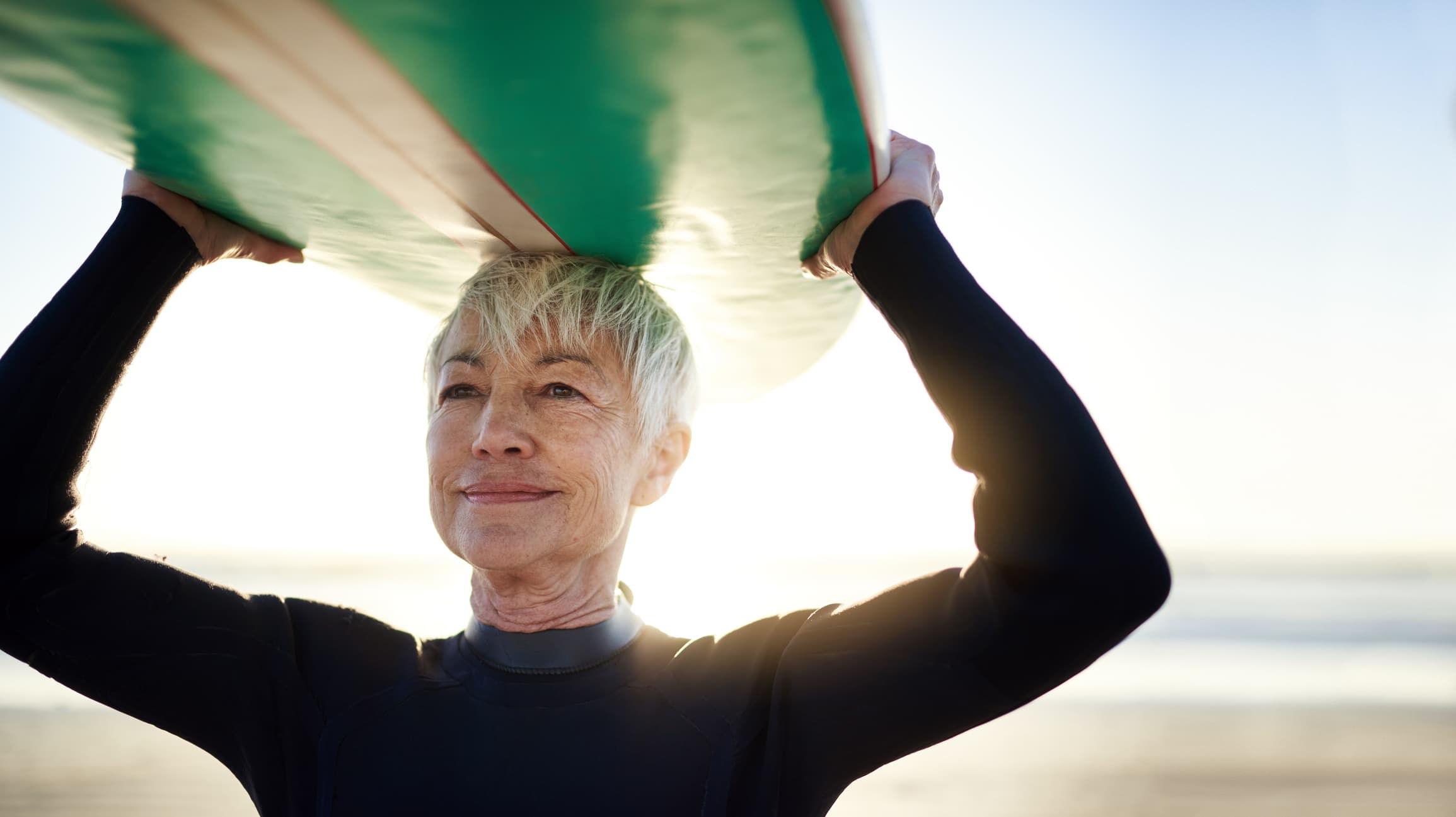 vijftiger met surfboard: belang van krachttraining op middelbare leeftijd